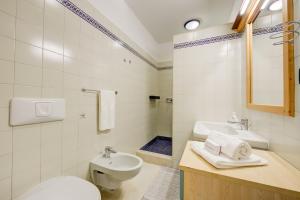 Ένα μπάνιο στο Casa Mondragon In Lazise - Happy Rentals