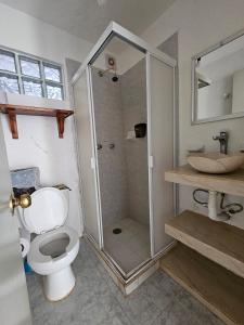 Koupelna v ubytování Casa en la Huertas