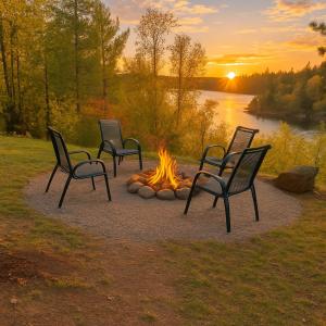 フォートフランシスにあるPeaceful Year Round Lakefront Getaway Nickel Lakeの夕日を背景に、焚き火の周りに3脚の椅子が置かれている