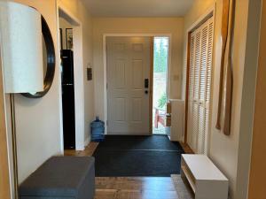 フォートフランシスにあるPeaceful Year Round Lakefront Getaway Nickel Lakeの部屋に通じるドアのある廊下 +31枚の写真