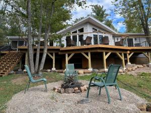 フォートフランシスにあるPeaceful Year Round Lakefront Getaway Nickel Lakeの椅子が置かれた家