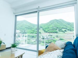 a living room with a large window with a view of mountains at Apt Platinum Rodadero 9C in Estación El Salto