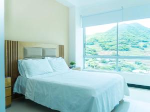 a bedroom with a large bed and a large window at Apt Platinum Rodadero 9C in Estación El Salto