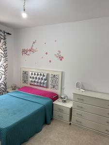 a bedroom with a bed and a dresser at Appartement tangier airport in Hajreien