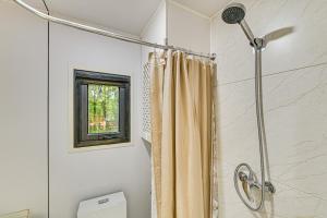 Ένα μπάνιο στο Waterfront Durham Getaway with Deck and Trails!