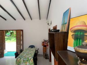 El Queremalにあるecopolis hospedaje casa grande en El Queremalの帽子付きのテーブルが備わる部屋