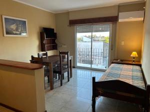 ein Wohnzimmer mit einem Tisch und ein Esszimmer in der Unterkunft El Prócer in Goya