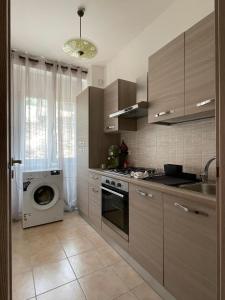 a kitchen with a washing machine and a dishwasher at Il Tramonto in Altino