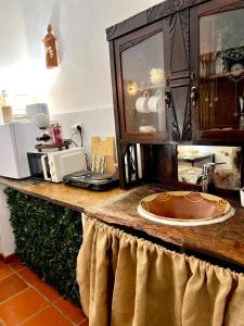 a kitchen counter with a sink and a microwave at Casa Almaraz in Reguengos de Monsaraz +13 photos