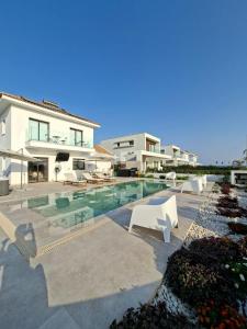 una villa con piscina accanto a una casa di Nadine sea side villas a Larnaka
