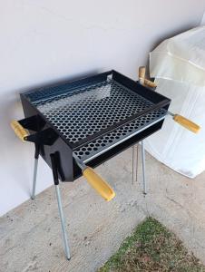 a barbecue grill sitting on top of a table at Recanto da Serra in Serra Negra