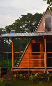 una casa con un panel solar encima en Origen Zelvamar, en Bahía Solano