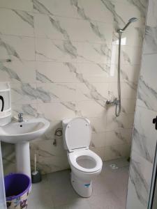 Ένα μπάνιο στο bright & cozy apartment in targha
