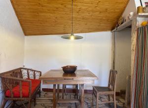 tavolo e sedie in una stanza con soffitto di A cozy cottage in Tomar a Tomar Altre 17 foto