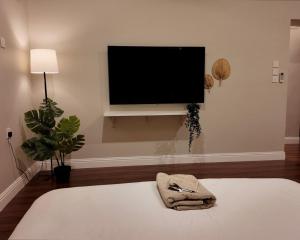 TV a/nebo společenská místnost v ubytování A2 Modern Studio - Self Entry - استديو حديث دخول ذاتي