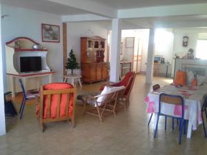 un salon avec une table et des chaises dans l'établissement la mirabelle le vauclin, au Vauclin