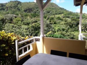 un balcon avec vue sur une montagne dans l'établissement la mirabelle le vauclin, au Vauclin