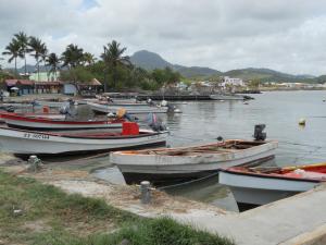 un groupe de bateaux amarrés dans un plan d'eau dans l'établissement la mirabelle le vauclin, au Vauclin