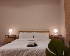 Postel nebo postele na pokoji v ubytování A2 Modern Studio - Self Entry - استديو حديث دخول ذاتي + 2 fotografie