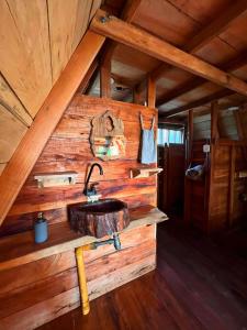 Un baño con lavabo en una cabina en Origen Zelvamar, en Bahía Solano