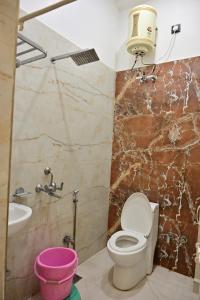 Un baño de Hotel Siddhivinayak I Luxury Stay Near Kashi Vishwanath