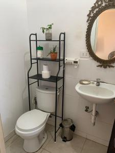 Ένα μπάνιο στο Apartment in Plaza de La Banda de Shilcayo