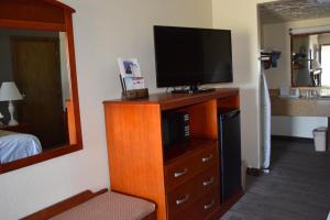 TV a/nebo společenská místnost v ubytování Travelodge Inn & Suites by Wyndham Norman