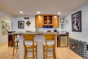 Η κουζίνα ή μικρή κουζίνα στο Grand Junction Abode about 2 Miles to Wineries and Golf!