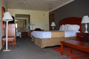 Postel nebo postele na pokoji v ubytování Travelodge Inn & Suites by Wyndham Norman