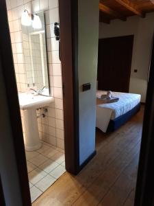 een badkamer met een wastafel en een bed in een kamer bij Casa do Lello in Bragança +50 foto's