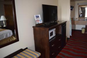 TV a/nebo společenská místnost v ubytování Travelodge Inn & Suites by Wyndham Norman