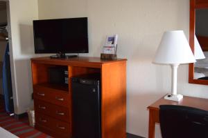 TV a/nebo společenská místnost v ubytování Travelodge Inn & Suites by Wyndham Norman