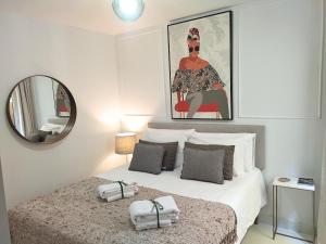 a bedroom with a bed and a mirror at Cais das Pedras Pátio Apartment - washer-dryer machine in Porto