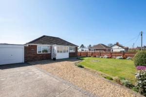 una casa con entrada y garaje en Broadway Bungalow, en Heacham