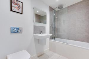 Bilik mandi di 1 Wadd Cottages +4 gambar