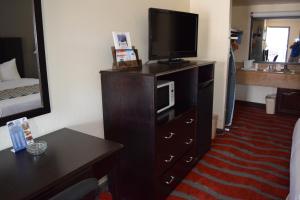 TV a/nebo společenská místnost v ubytování Travelodge Inn & Suites by Wyndham Norman