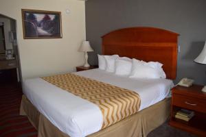Postel nebo postele na pokoji v ubytování Travelodge Inn & Suites by Wyndham Norman