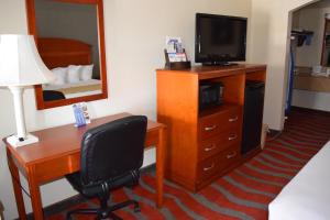 Televisi dan/atau pusat hiburan di Travelodge Inn & Suites by Wyndham Norman