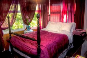 Voodi või voodid majutusasutuse Cliff Crest Bed and Breakfast Inn toas +7 fotot