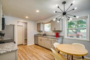 Η κουζίνα ή μικρή κουζίνα στο Large Backyard, Walk to Hospital Sheboygan Abode!