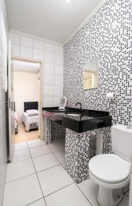 Ένα μπάνιο στο Hotel Dallas - Penha SC +87 φωτογραφίες