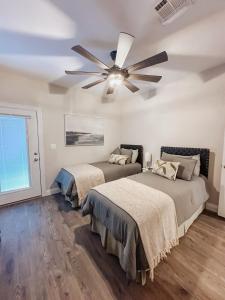 Postel nebo postele na pokoji v ubytování Chic Townhome near LA Tech