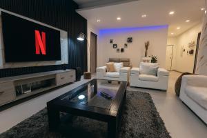 Fotografie z fotogalerie ubytování Luxury 3BR Apt Near Ngor Beach Balcony & Wi-Fi v destinaci Dakar