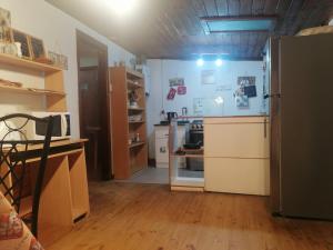 a kitchen with a stove and a refrigerator at Cabaña la Estancia en la Isla in Isla Negra