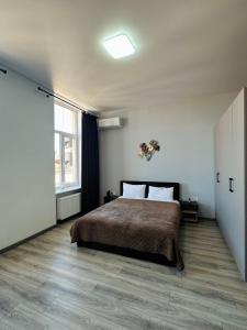 Ένα ή περισσότερα κρεβάτια σε δωμάτιο στο Апартаменти на Франка 1 +13 φωτογραφίες