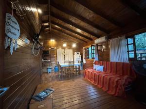 ラ・ファルダにあるCabaña turistica para huespedes!のソファとテーブルのあるリビングルーム +1枚の写真