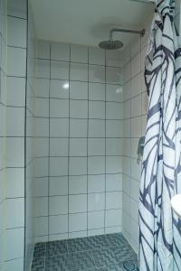 a bathroom with a shower and a sink at Cómodo loft en centro de zona 4 in Guatemala