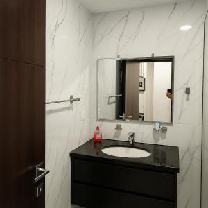 a bathroom with a sink and a mirror at 2C - Confort y ubicación en Sirari, cerca Ventura Mall in Santa Cruz de la Sierra
