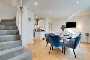 Un comedor y una cocina con mesa y sillas. en Old Farm, en Warenford