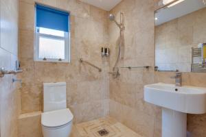 Un baño con inodoro, lavabo y ducha. en Old Farm, en Warenford 14 fotos más